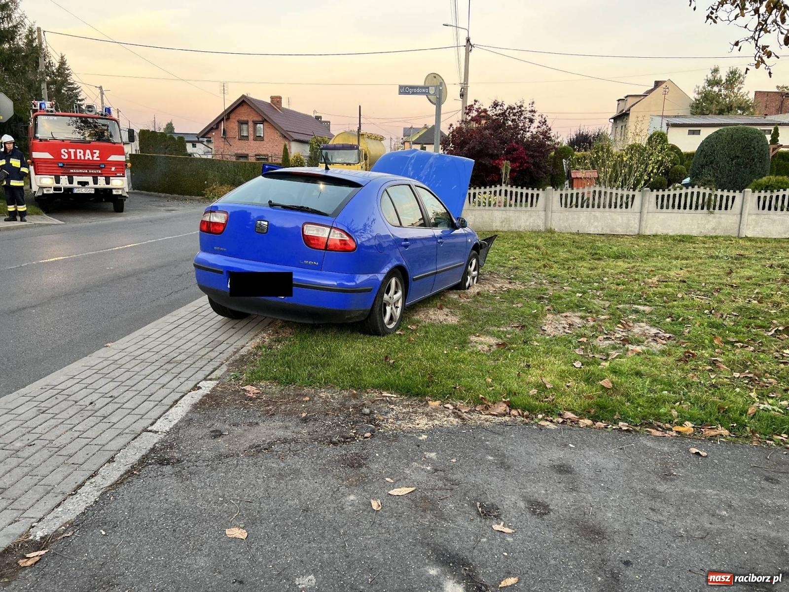 Zdjęcie w galerii na portalu naszraciborz.pl: Seat uderzył w hydrant w Lekartowie [FOTO] wiadomości z regionu