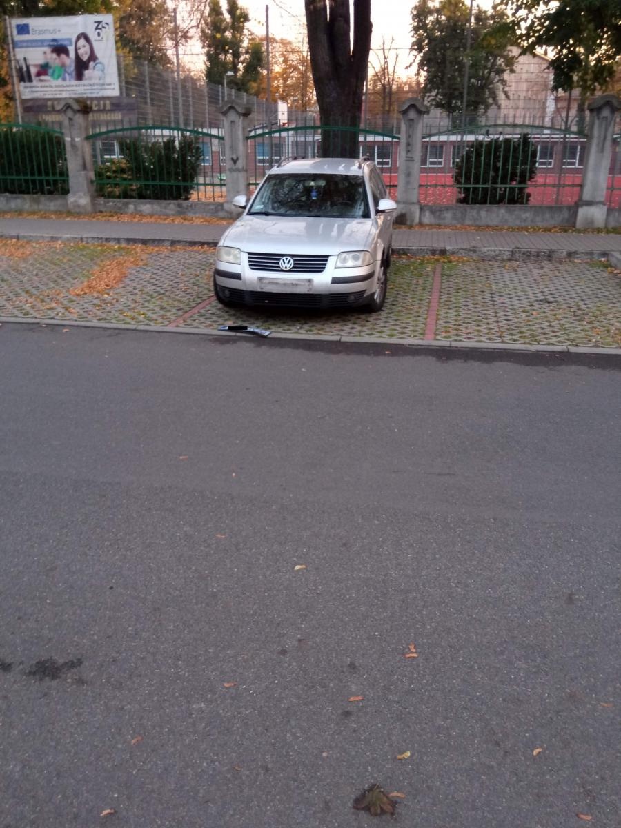 Zdjęcie w galerii na portalu naszraciborz.pl: Zerwane tablice, uszkodzone ramki. Wandale przeszli przez centrum Raciborza wiadomości z regionu