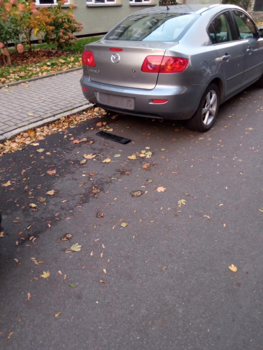 Zdjęcie w galerii na portalu naszraciborz.pl: Zerwane tablice, uszkodzone ramki. Wandale przeszli przez centrum Raciborza wiadomości z regionu