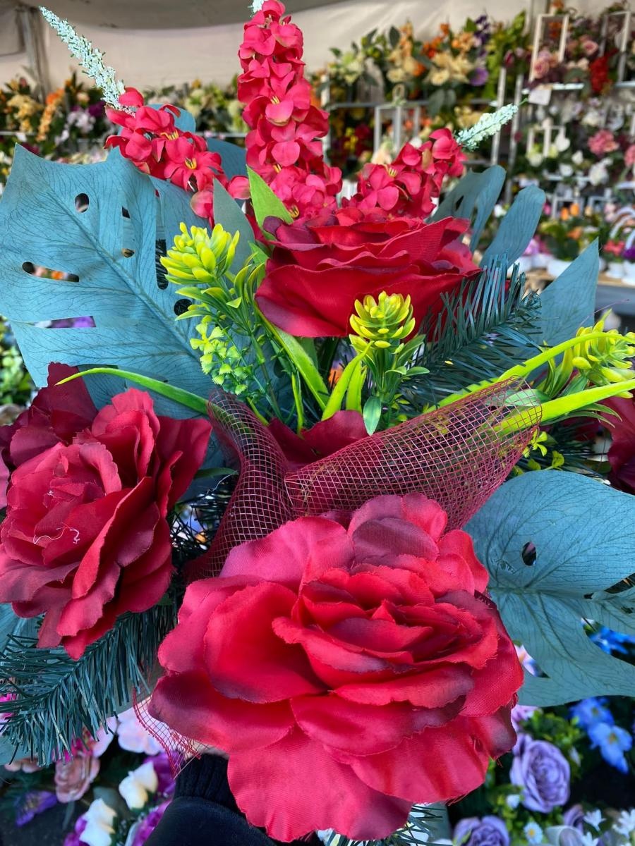 Zdjęcie w galerii na portalu naszraciborz.pl: Wszystkich Świętych coraz bliżej. Wszystko, co trzeba kupisz przy Auchan wiadomości z regionu