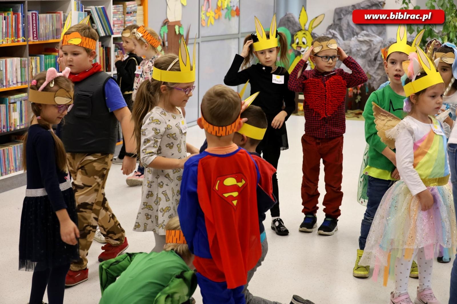 Zdjęcie w galerii na portalu naszraciborz.pl: Wiwat Kubuś! W bibliotece świętowano urodziny pewnego Misia [FOTO] wiadomości z regionu