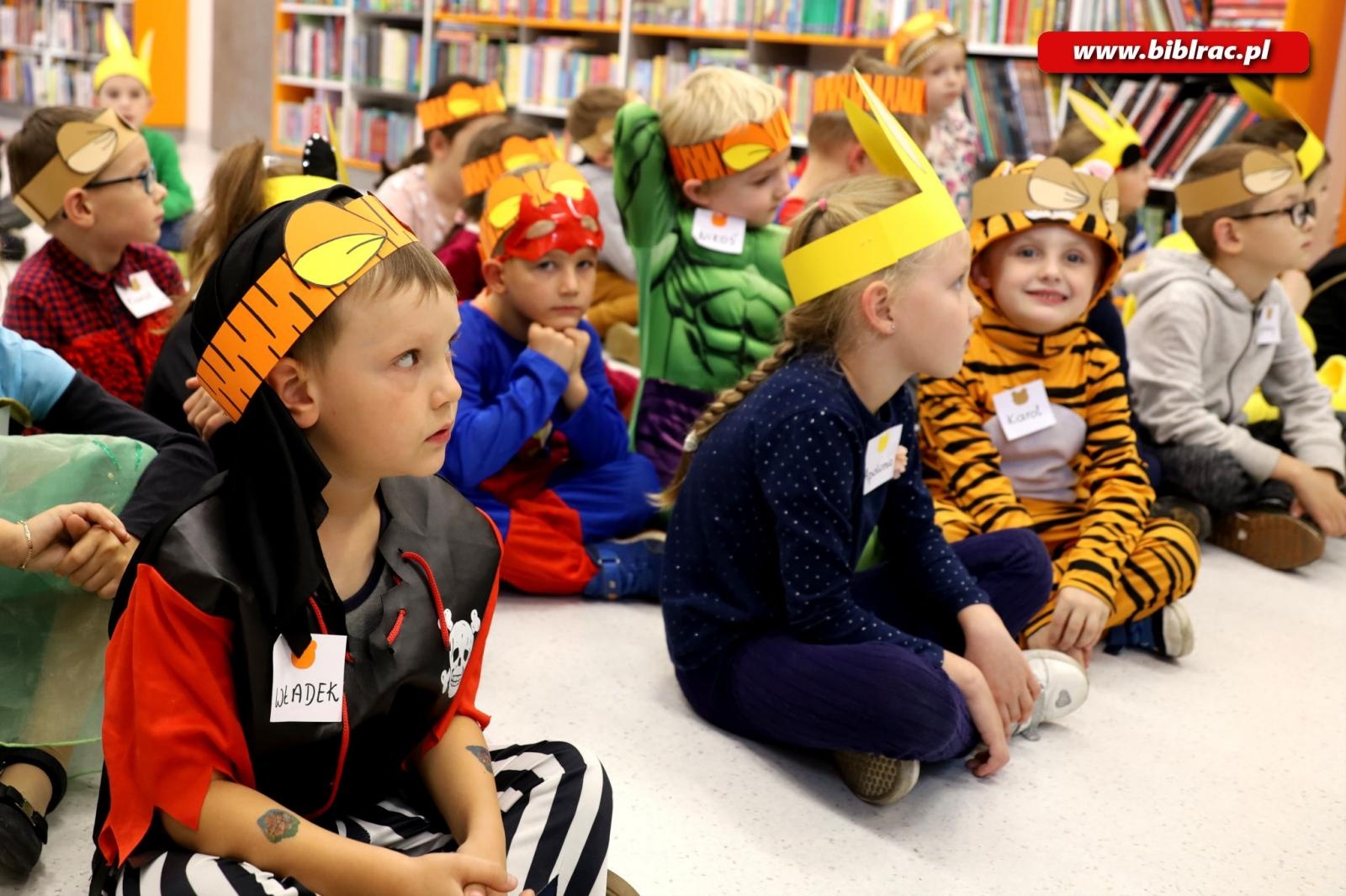Zdjęcie w galerii na portalu naszraciborz.pl: Wiwat Kubuś! W bibliotece świętowano urodziny pewnego Misia [FOTO] wiadomości z regionu