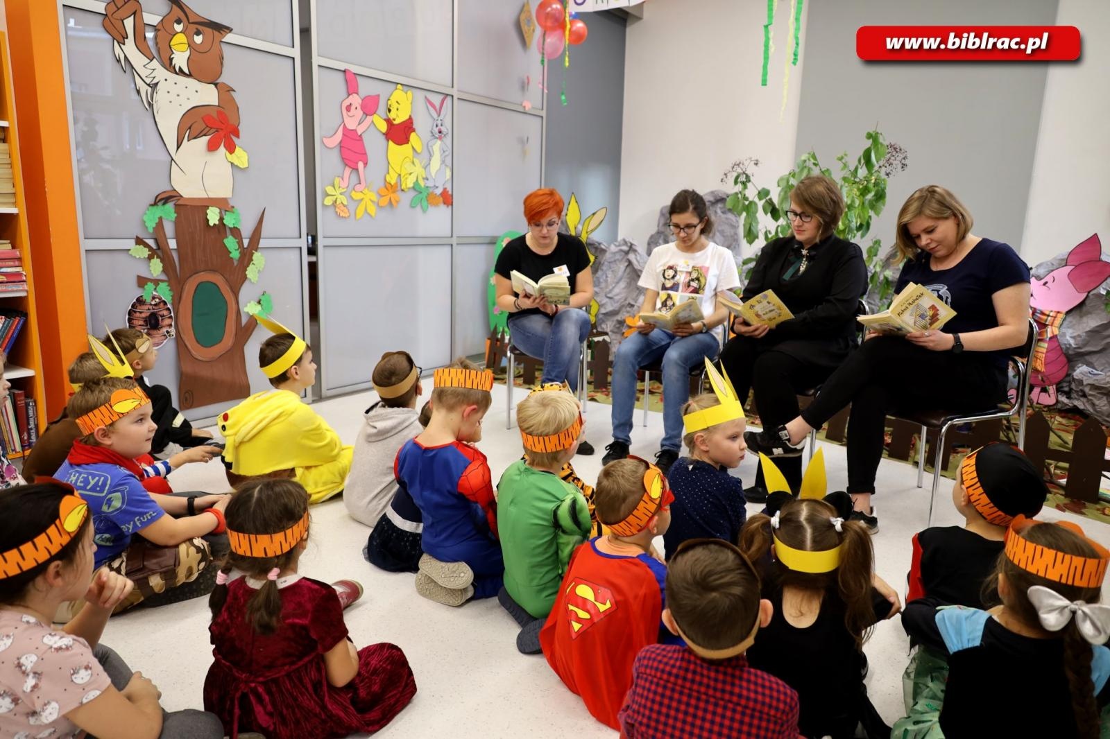 Zdjęcie w galerii na portalu naszraciborz.pl: Wiwat Kubuś! W bibliotece świętowano urodziny pewnego Misia [FOTO] wiadomości z regionu