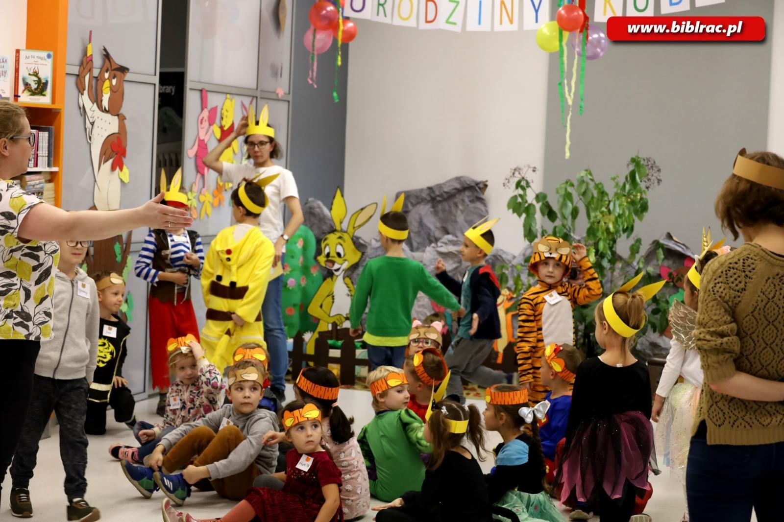 Zdjęcie w galerii na portalu naszraciborz.pl: Wiwat Kubuś! W bibliotece świętowano urodziny pewnego Misia [FOTO] wiadomości z regionu
