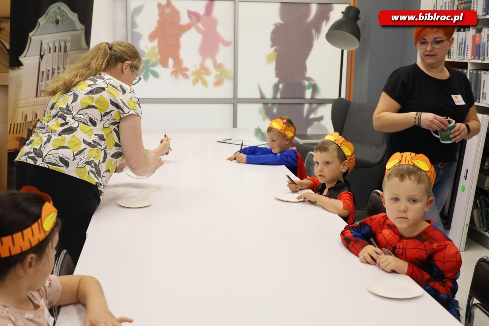 Zdjęcie w galerii na portalu naszraciborz.pl: Wiwat Kubuś! W bibliotece świętowano urodziny pewnego Misia [FOTO] wiadomości z regionu