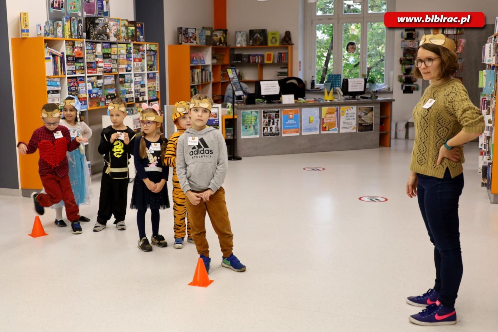 Zdjęcie w galerii na portalu naszraciborz.pl: Wiwat Kubuś! W bibliotece świętowano urodziny pewnego Misia [FOTO] wiadomości z regionu