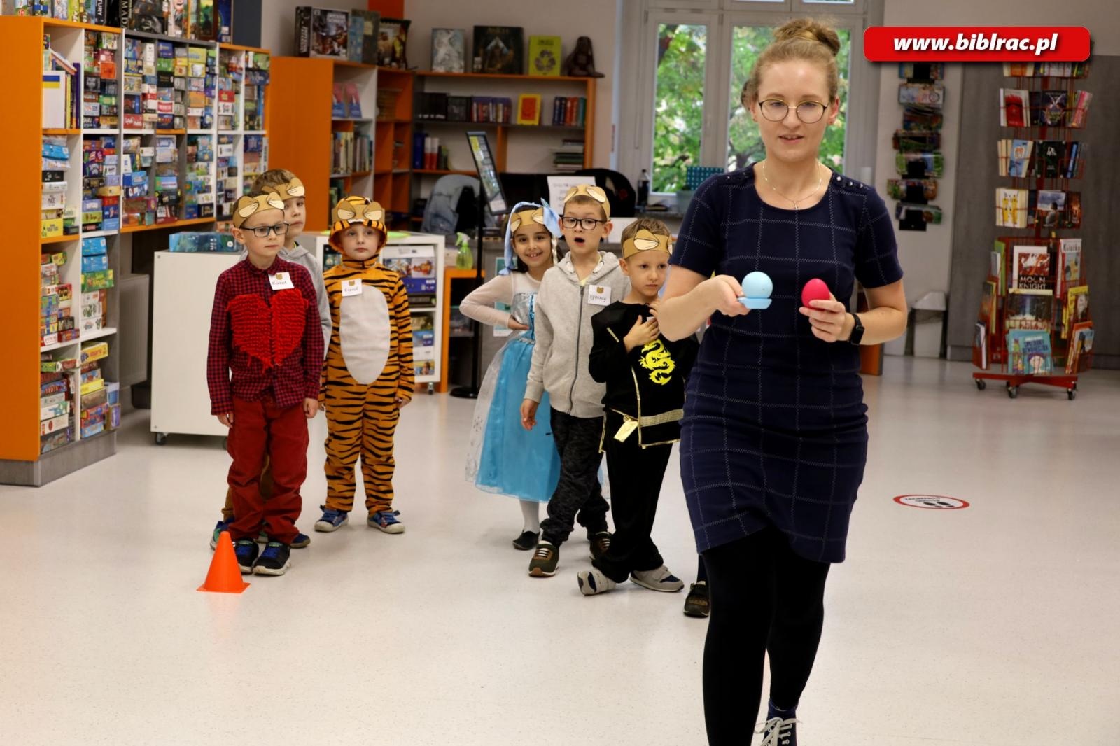 Zdjęcie w galerii na portalu naszraciborz.pl: Wiwat Kubuś! W bibliotece świętowano urodziny pewnego Misia [FOTO] wiadomości z regionu