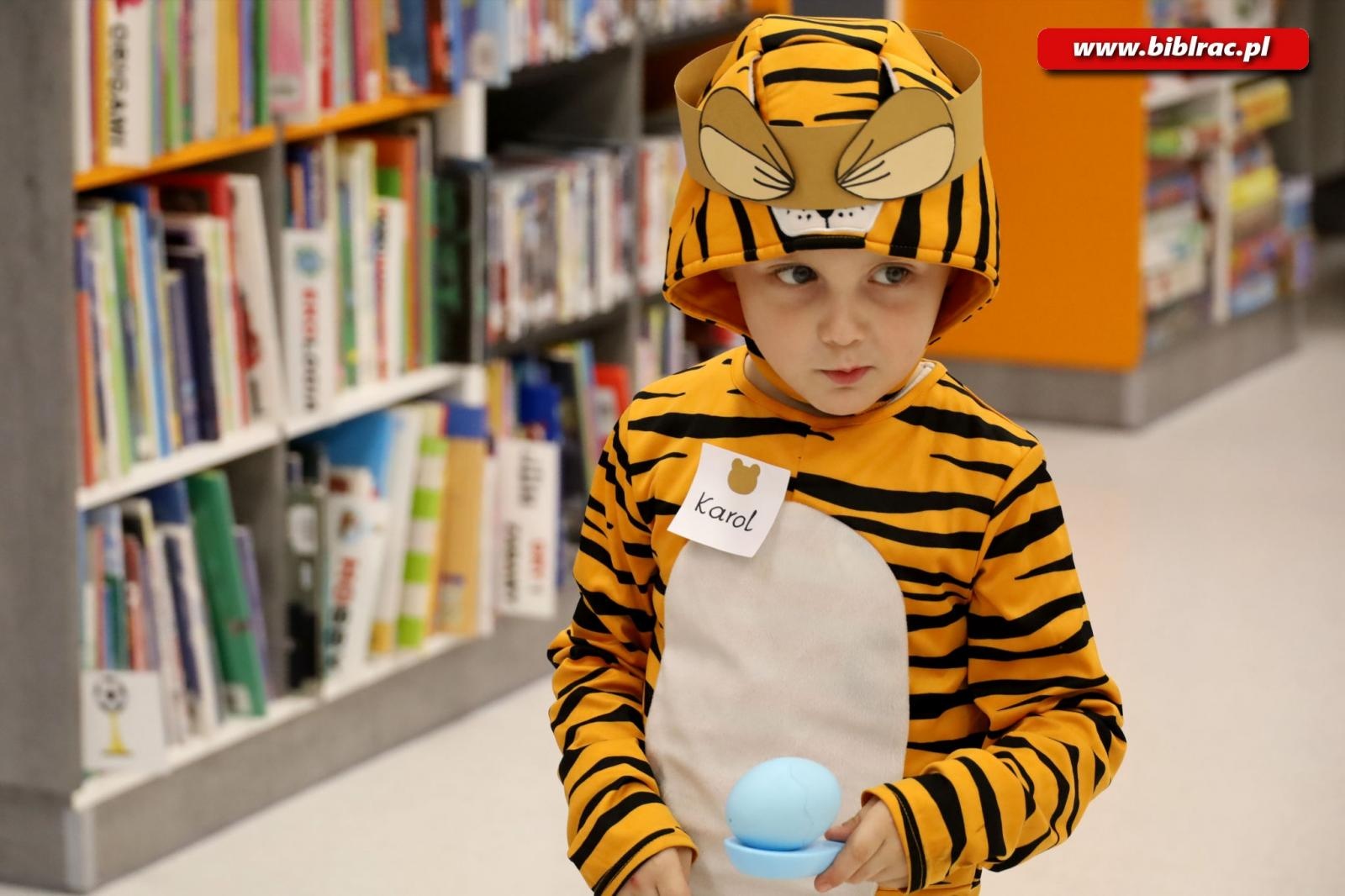 Zdjęcie w galerii na portalu naszraciborz.pl: Wiwat Kubuś! W bibliotece świętowano urodziny pewnego Misia [FOTO] wiadomości z regionu