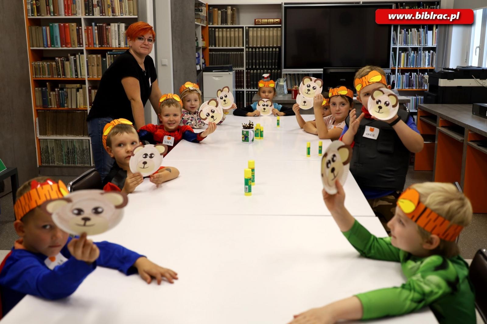 Zdjęcie w galerii na portalu naszraciborz.pl: Wiwat Kubuś! W bibliotece świętowano urodziny pewnego Misia [FOTO] wiadomości z regionu