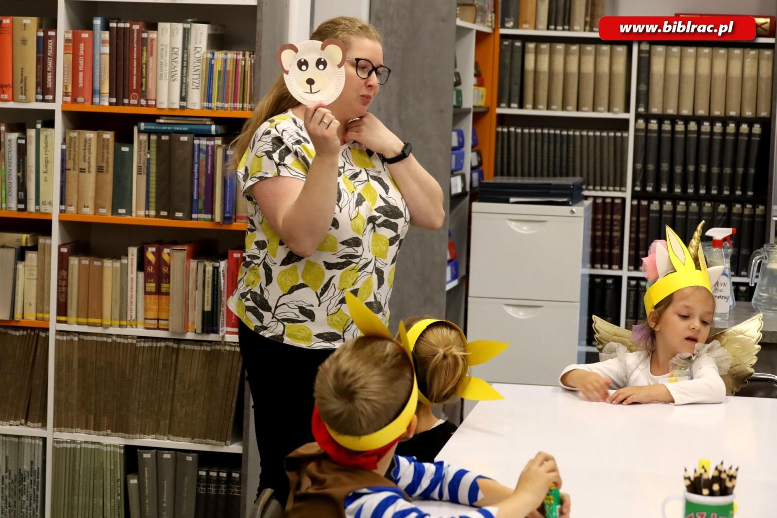 Zdjęcie w galerii na portalu naszraciborz.pl: Wiwat Kubuś! W bibliotece świętowano urodziny pewnego Misia [FOTO] wiadomości z regionu