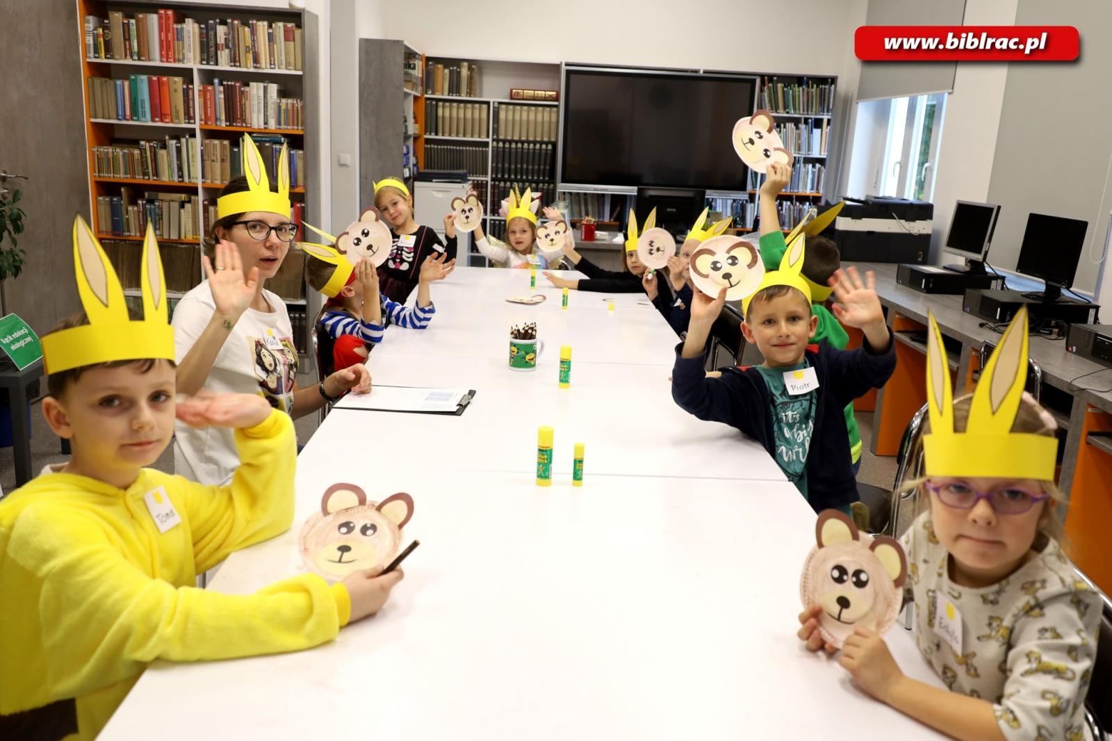 Zdjęcie w galerii na portalu naszraciborz.pl: Wiwat Kubuś! W bibliotece świętowano urodziny pewnego Misia [FOTO] wiadomości z regionu