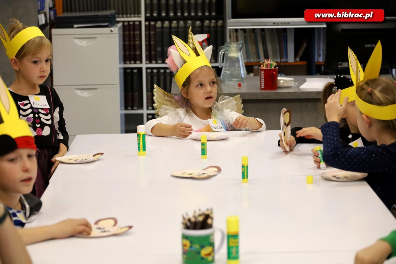 Zdjęcie w galerii na portalu naszraciborz.pl: Wiwat Kubuś! W bibliotece świętowano urodziny pewnego Misia [FOTO] wiadomości z regionu