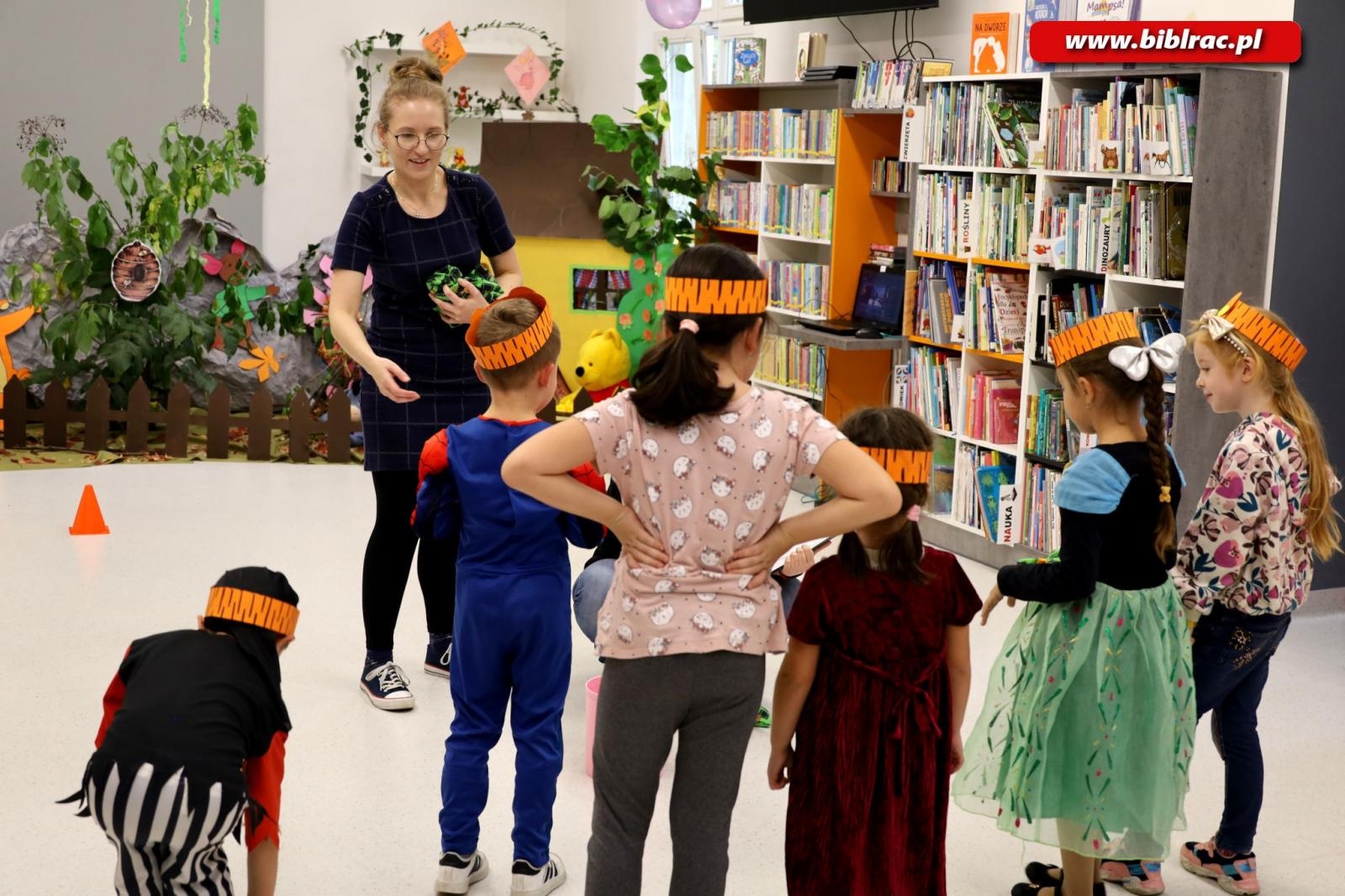 Zdjęcie w galerii na portalu naszraciborz.pl: Wiwat Kubuś! W bibliotece świętowano urodziny pewnego Misia [FOTO] wiadomości z regionu