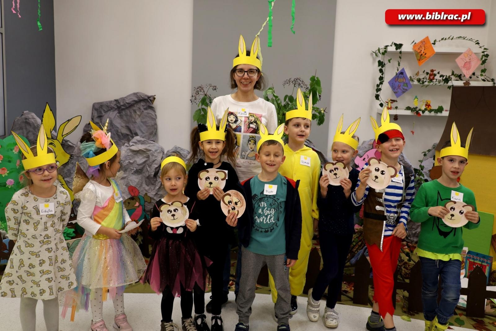 Zdjęcie w galerii na portalu naszraciborz.pl: Wiwat Kubuś! W bibliotece świętowano urodziny pewnego Misia [FOTO] wiadomości z regionu