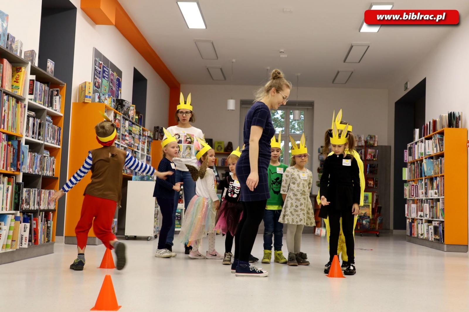 Zdjęcie w galerii na portalu naszraciborz.pl: Wiwat Kubuś! W bibliotece świętowano urodziny pewnego Misia [FOTO] wiadomości z regionu
