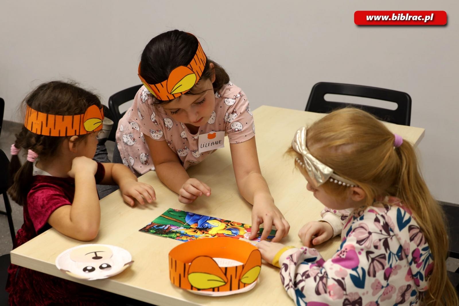 Zdjęcie w galerii na portalu naszraciborz.pl: Wiwat Kubuś! W bibliotece świętowano urodziny pewnego Misia [FOTO] wiadomości z regionu