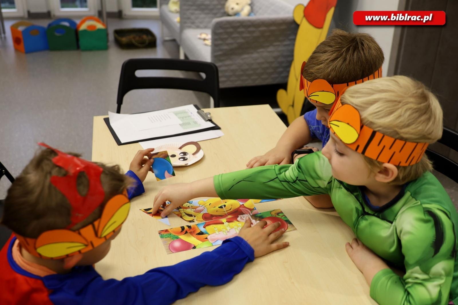 Zdjęcie w galerii na portalu naszraciborz.pl: Wiwat Kubuś! W bibliotece świętowano urodziny pewnego Misia [FOTO] wiadomości z regionu