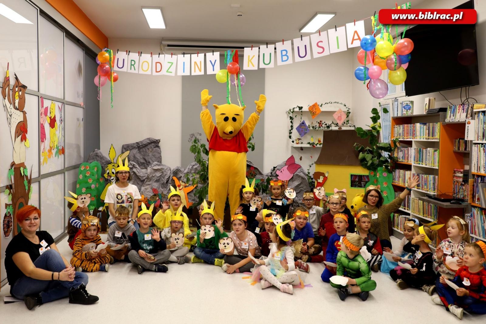 Zdjęcie w galerii na portalu naszraciborz.pl: Wiwat Kubuś! W bibliotece świętowano urodziny pewnego Misia [FOTO] wiadomości z regionu
