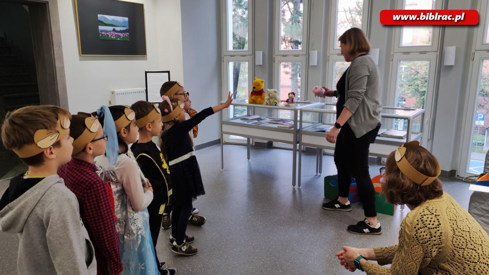 Zdjęcie w galerii na portalu naszraciborz.pl: Wiwat Kubuś! W bibliotece świętowano urodziny pewnego Misia [FOTO] wiadomości z regionu
