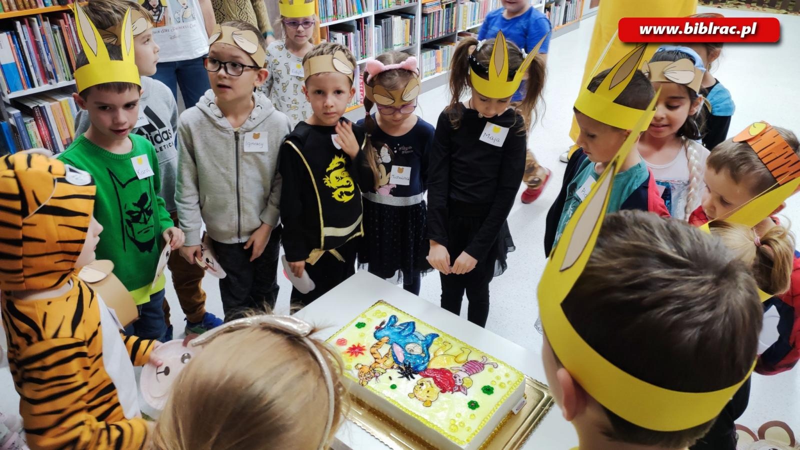 Zdjęcie w galerii na portalu naszraciborz.pl: Wiwat Kubuś! W bibliotece świętowano urodziny pewnego Misia [FOTO] wiadomości z regionu