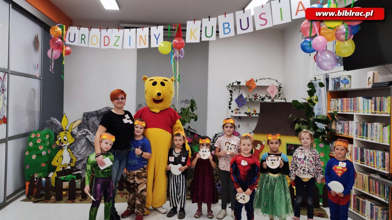 Zdjęcie w galerii na portalu naszraciborz.pl: Wiwat Kubuś! W bibliotece świętowano urodziny pewnego Misia [FOTO] wiadomości z regionu