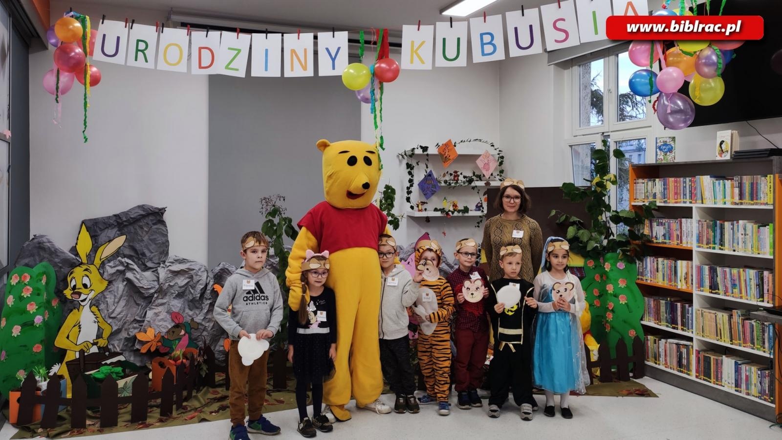 Zdjęcie w galerii na portalu naszraciborz.pl: Wiwat Kubuś! W bibliotece świętowano urodziny pewnego Misia [FOTO] wiadomości z regionu