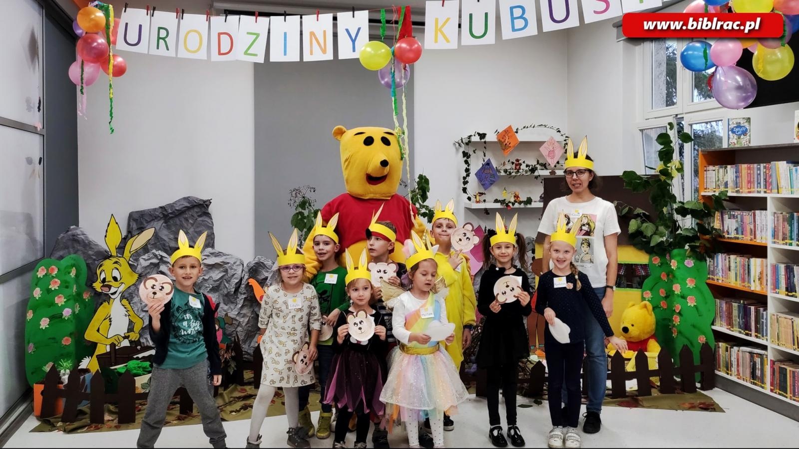 Zdjęcie w galerii na portalu naszraciborz.pl: Wiwat Kubuś! W bibliotece świętowano urodziny pewnego Misia [FOTO] wiadomości z regionu
