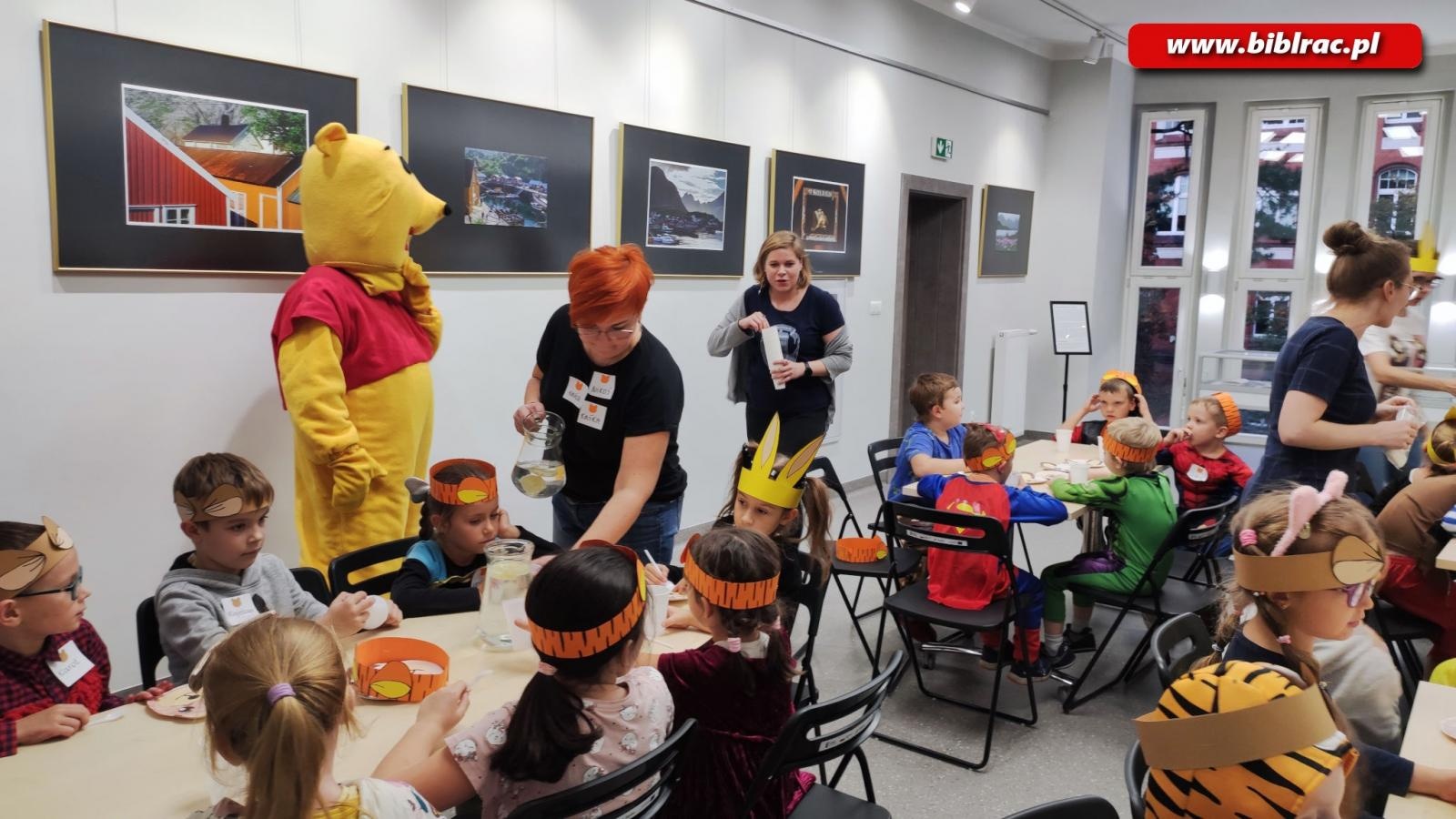 Zdjęcie w galerii na portalu naszraciborz.pl: Wiwat Kubuś! W bibliotece świętowano urodziny pewnego Misia [FOTO] wiadomości z regionu