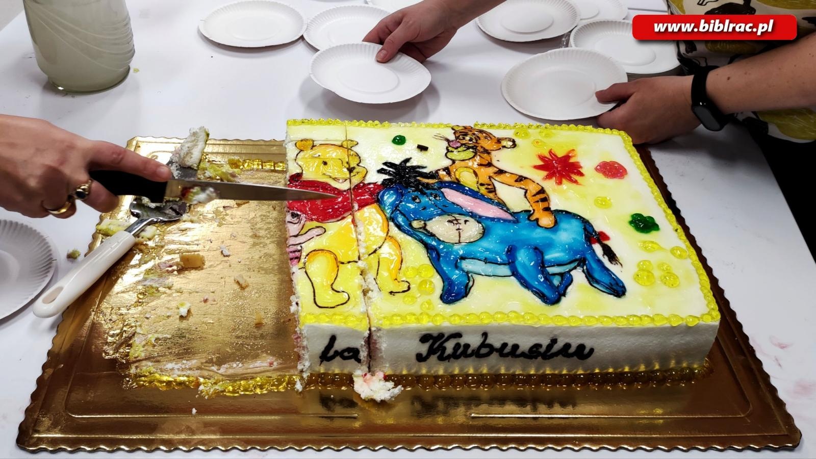 Zdjęcie w galerii na portalu naszraciborz.pl: Wiwat Kubuś! W bibliotece świętowano urodziny pewnego Misia [FOTO] wiadomości z regionu