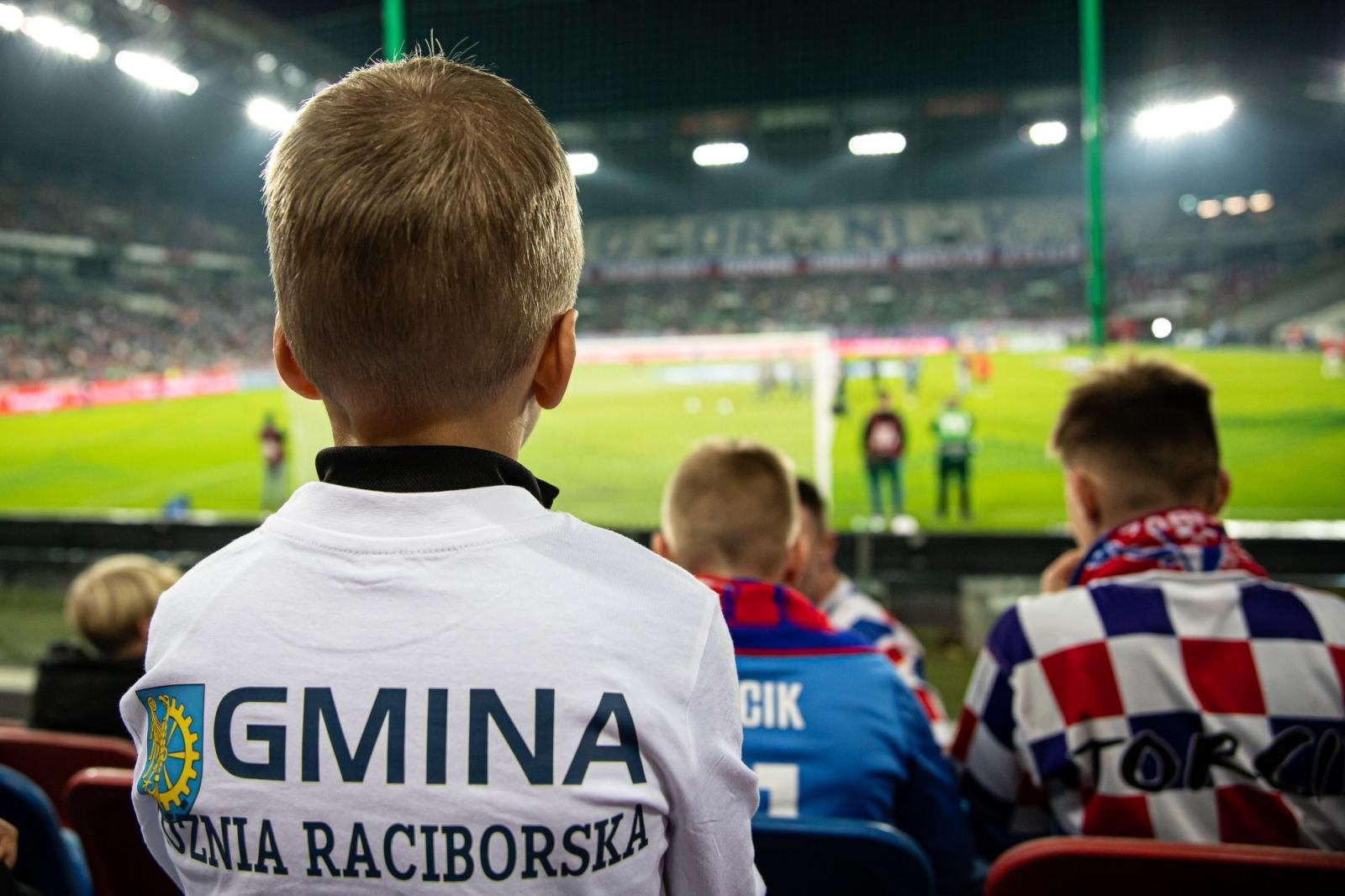 Zdjęcie w galerii na portalu naszraciborz.pl: Najmłodsi fani futbolu z Kuźni Raciborskiej wyprowadzili jedenastkę Lecha Poznań wiadomości z regionu