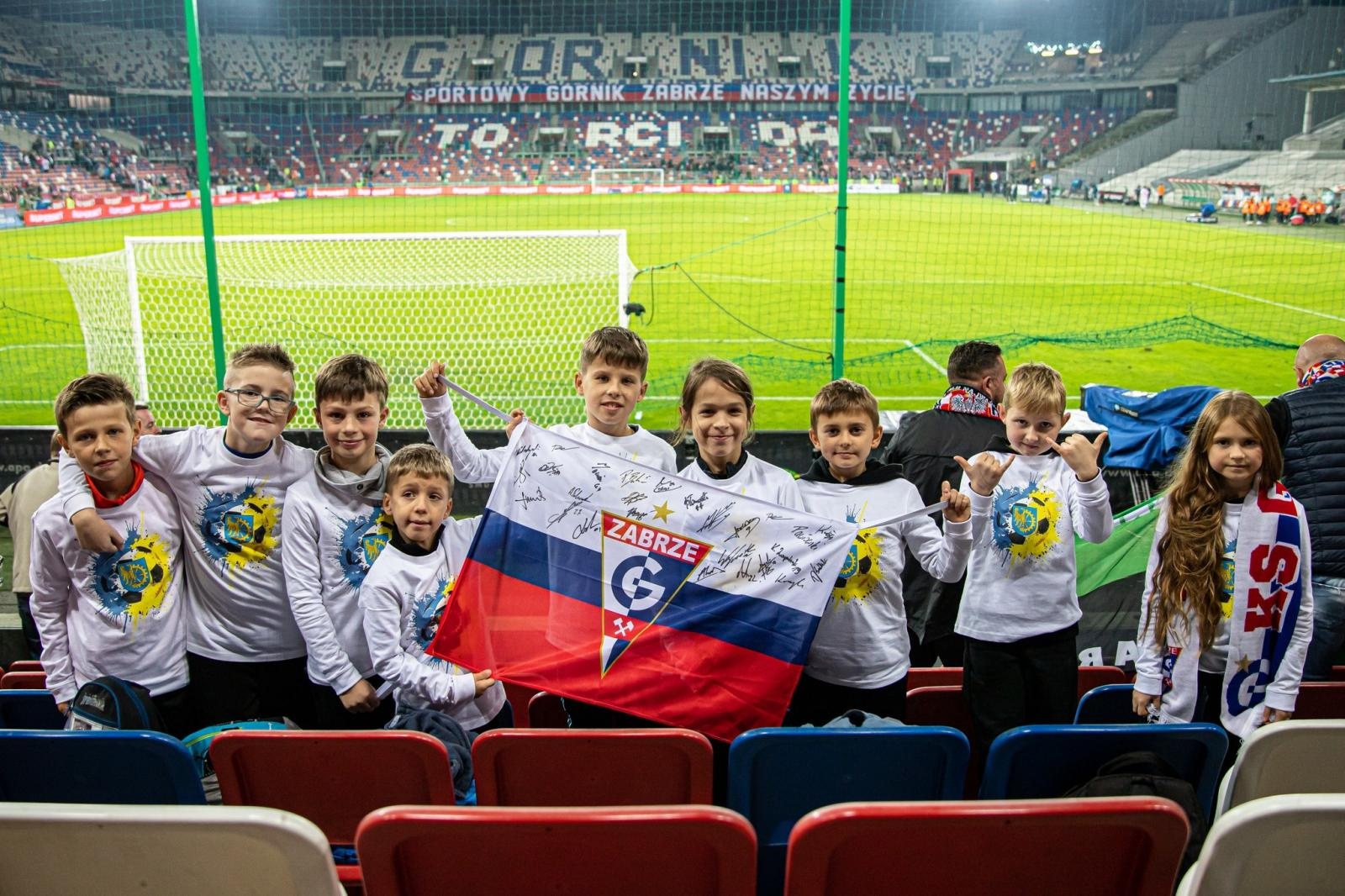 Zdjęcie w galerii na portalu naszraciborz.pl: Najmłodsi fani futbolu z Kuźni Raciborskiej wyprowadzili jedenastkę Lecha Poznań wiadomości z regionu