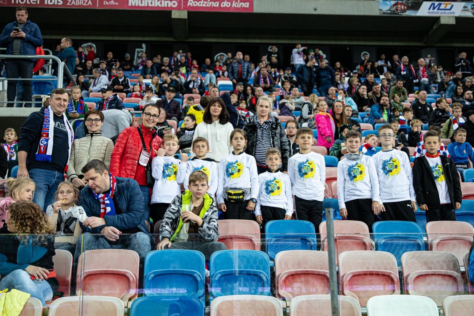 Zdjęcie w galerii na portalu naszraciborz.pl: Najmłodsi fani futbolu z Kuźni Raciborskiej wyprowadzili jedenastkę Lecha Poznań wiadomości z regionu