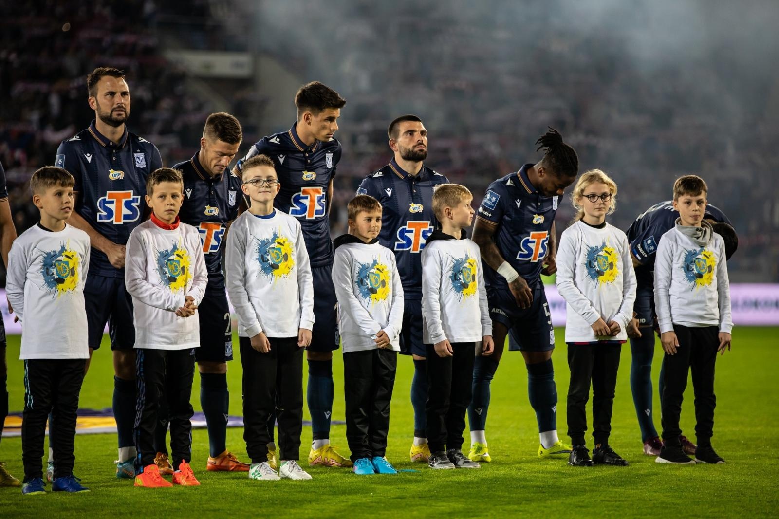 Zdjęcie w galerii na portalu naszraciborz.pl: Najmłodsi fani futbolu z Kuźni Raciborskiej wyprowadzili jedenastkę Lecha Poznań wiadomości z regionu