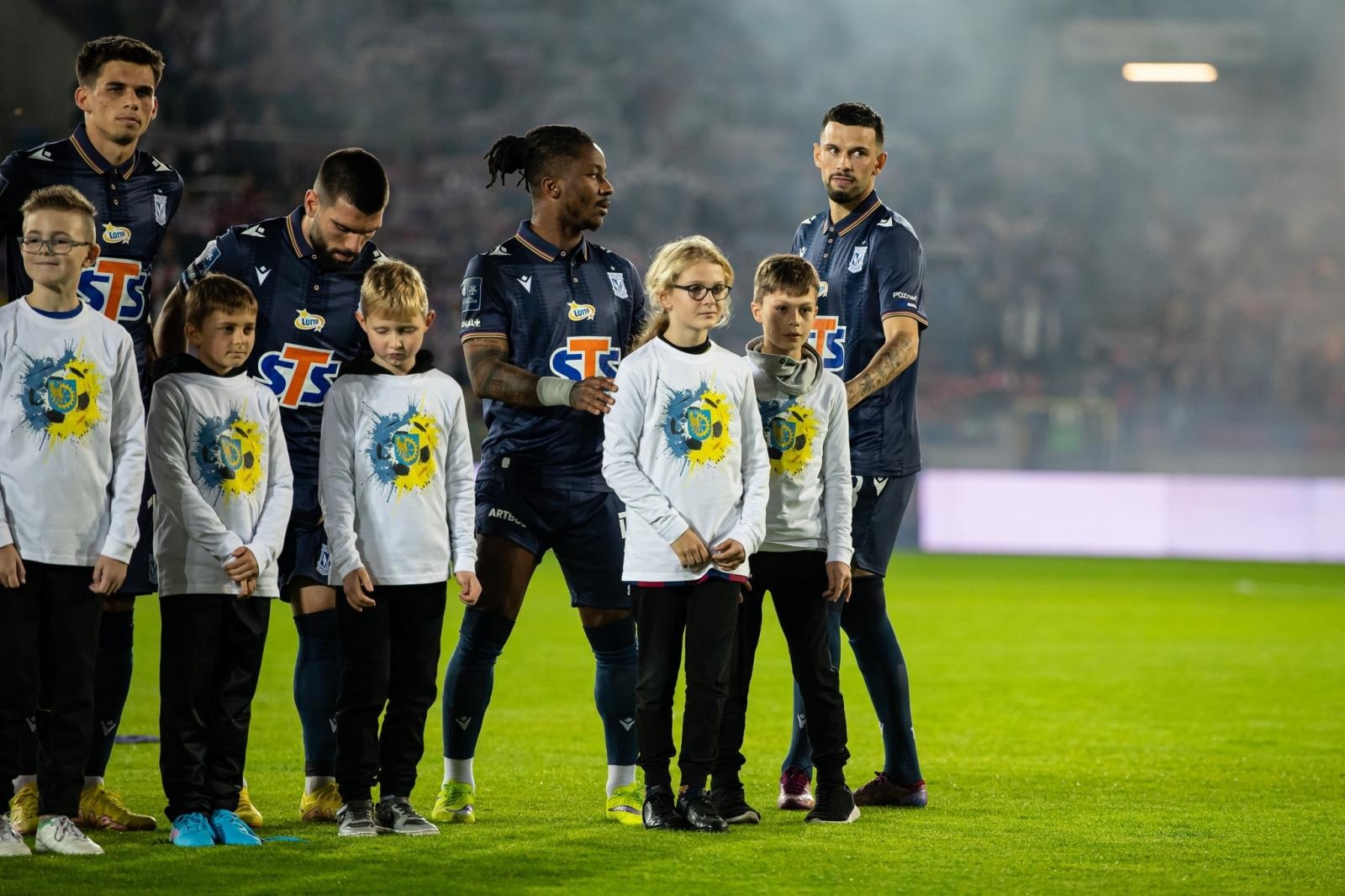 Zdjęcie w galerii na portalu naszraciborz.pl: Najmłodsi fani futbolu z Kuźni Raciborskiej wyprowadzili jedenastkę Lecha Poznań wiadomości z regionu