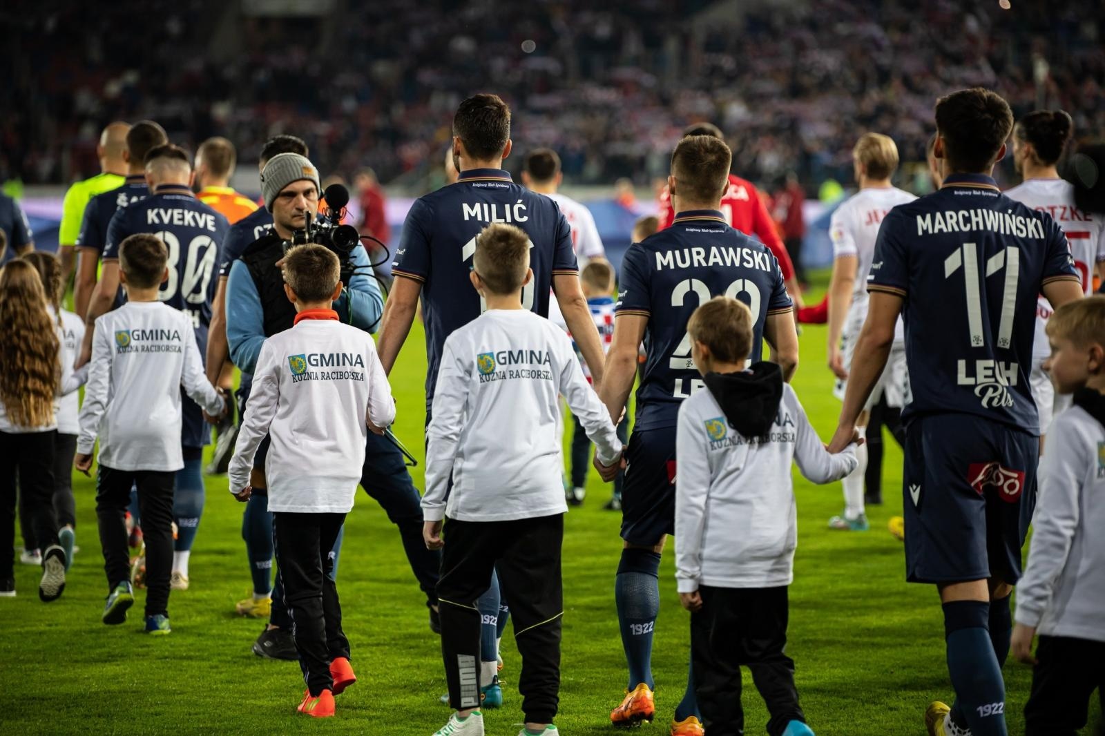 Zdjęcie w galerii na portalu naszraciborz.pl: Najmłodsi fani futbolu z Kuźni Raciborskiej wyprowadzili jedenastkę Lecha Poznań wiadomości z regionu