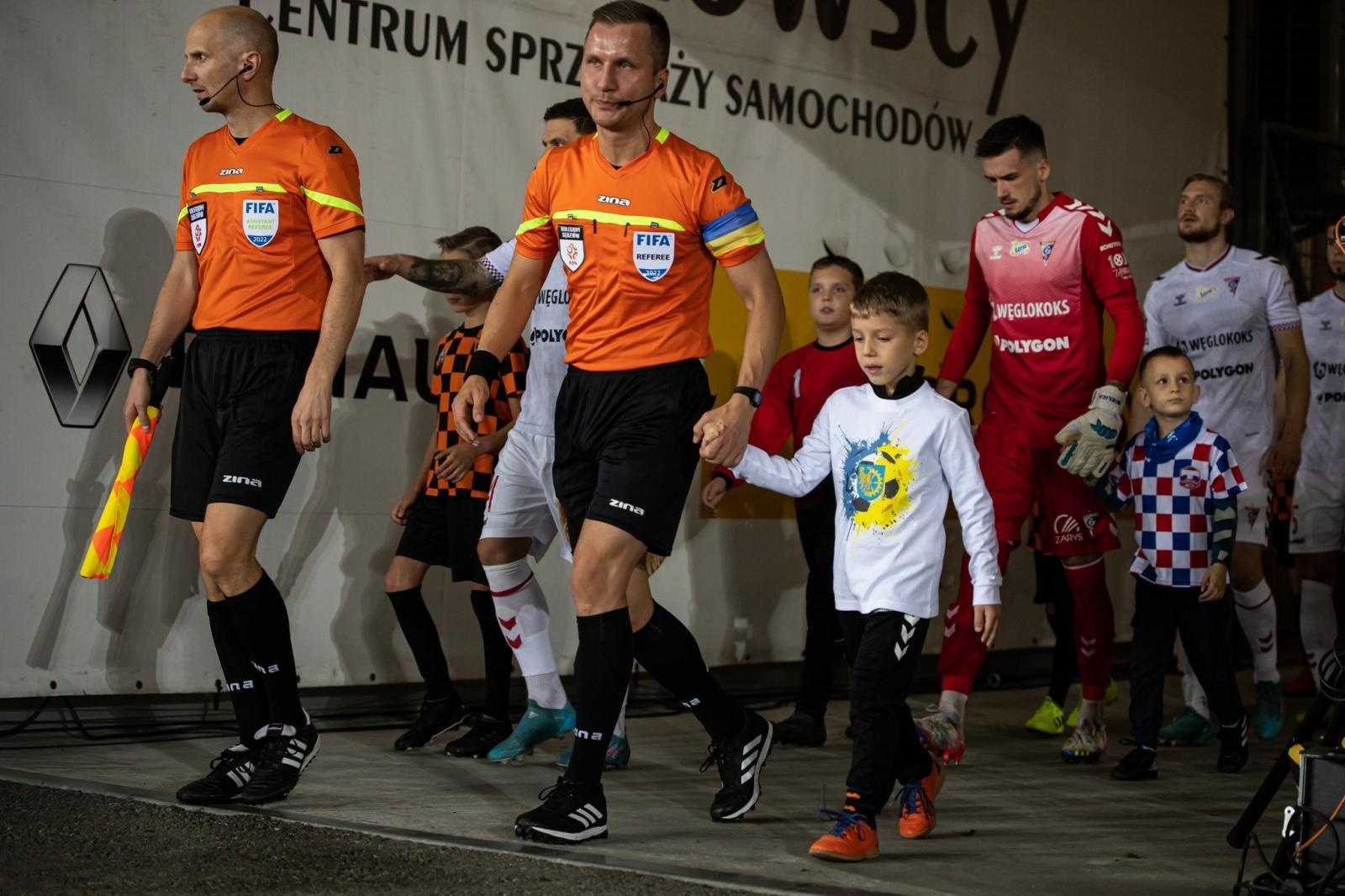 Zdjęcie w galerii na portalu naszraciborz.pl: Najmłodsi fani futbolu z Kuźni Raciborskiej wyprowadzili jedenastkę Lecha Poznań wiadomości z regionu