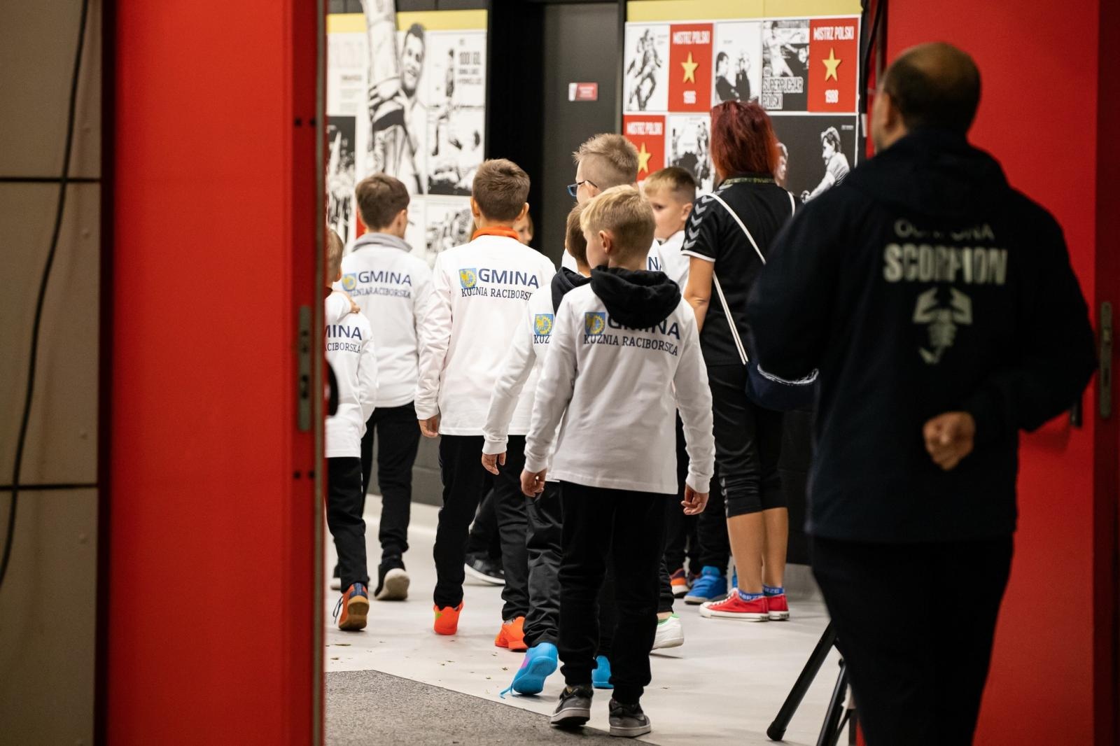 Zdjęcie w galerii na portalu naszraciborz.pl: Najmłodsi fani futbolu z Kuźni Raciborskiej wyprowadzili jedenastkę Lecha Poznań wiadomości z regionu