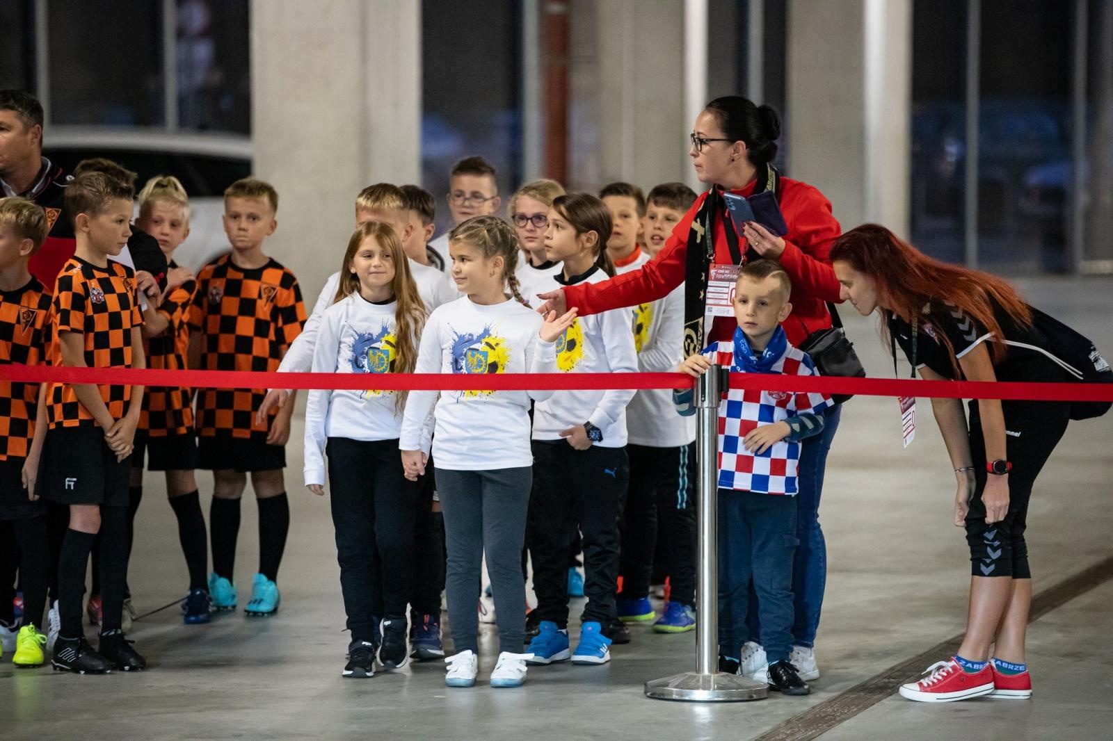 Zdjęcie w galerii na portalu naszraciborz.pl: Najmłodsi fani futbolu z Kuźni Raciborskiej wyprowadzili jedenastkę Lecha Poznań wiadomości z regionu
