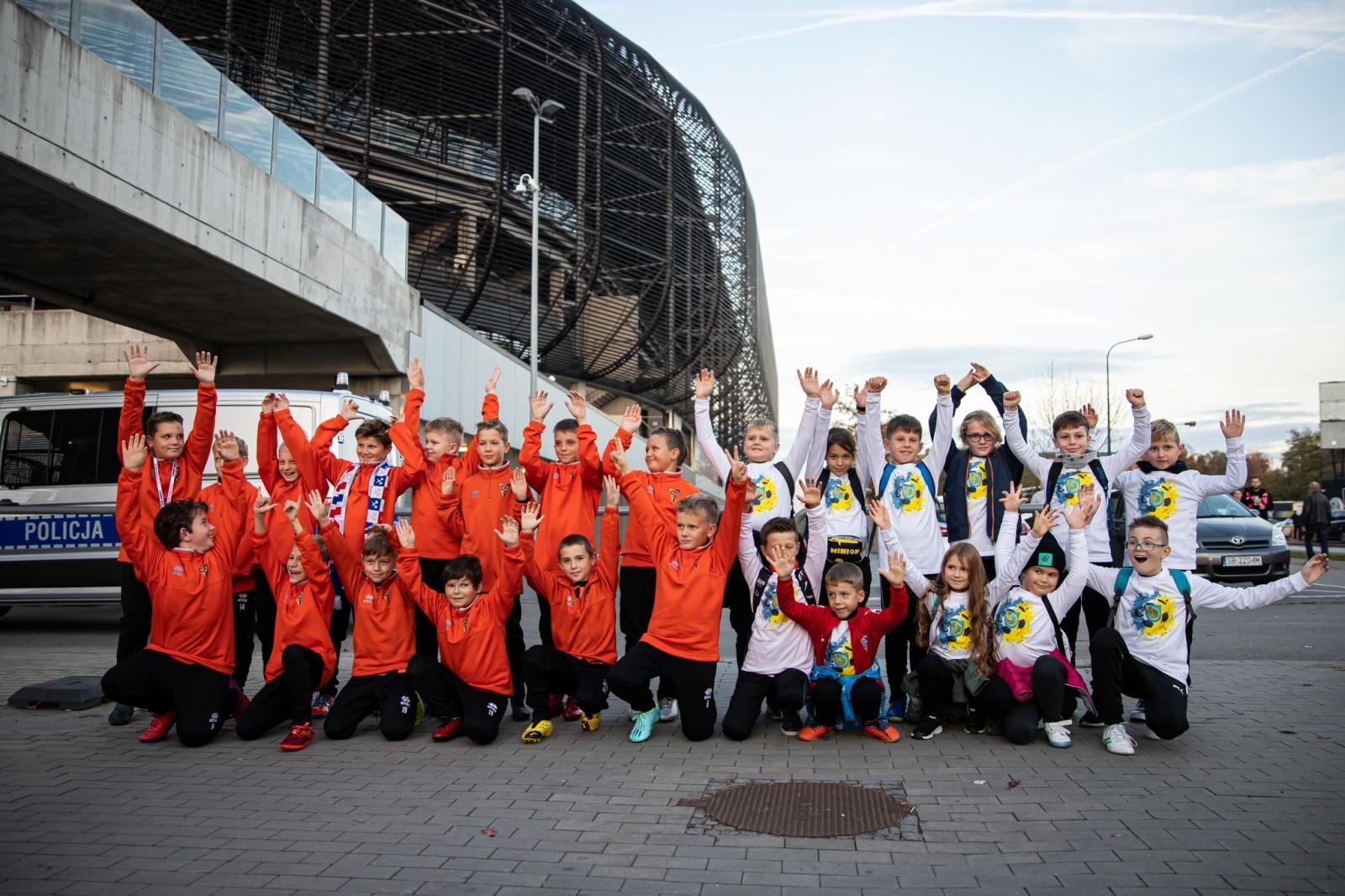 Zdjęcie w galerii na portalu naszraciborz.pl: Najmłodsi fani futbolu z Kuźni Raciborskiej wyprowadzili jedenastkę Lecha Poznań wiadomości z regionu