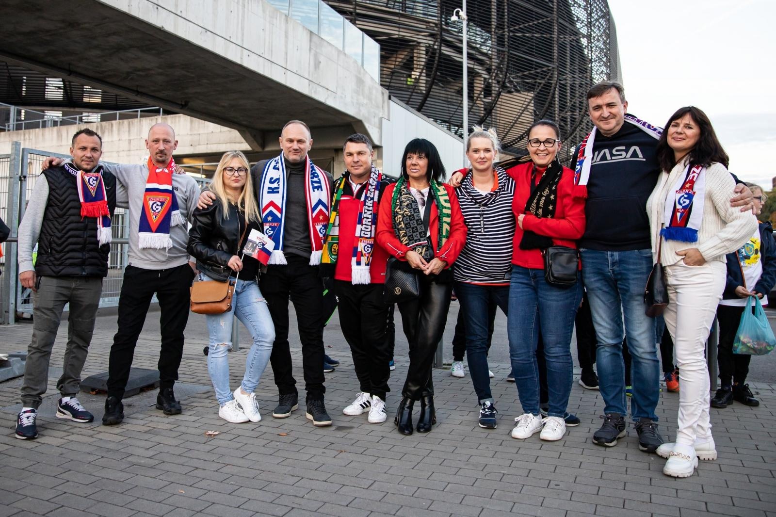 Zdjęcie w galerii na portalu naszraciborz.pl: Najmłodsi fani futbolu z Kuźni Raciborskiej wyprowadzili jedenastkę Lecha Poznań wiadomości z regionu