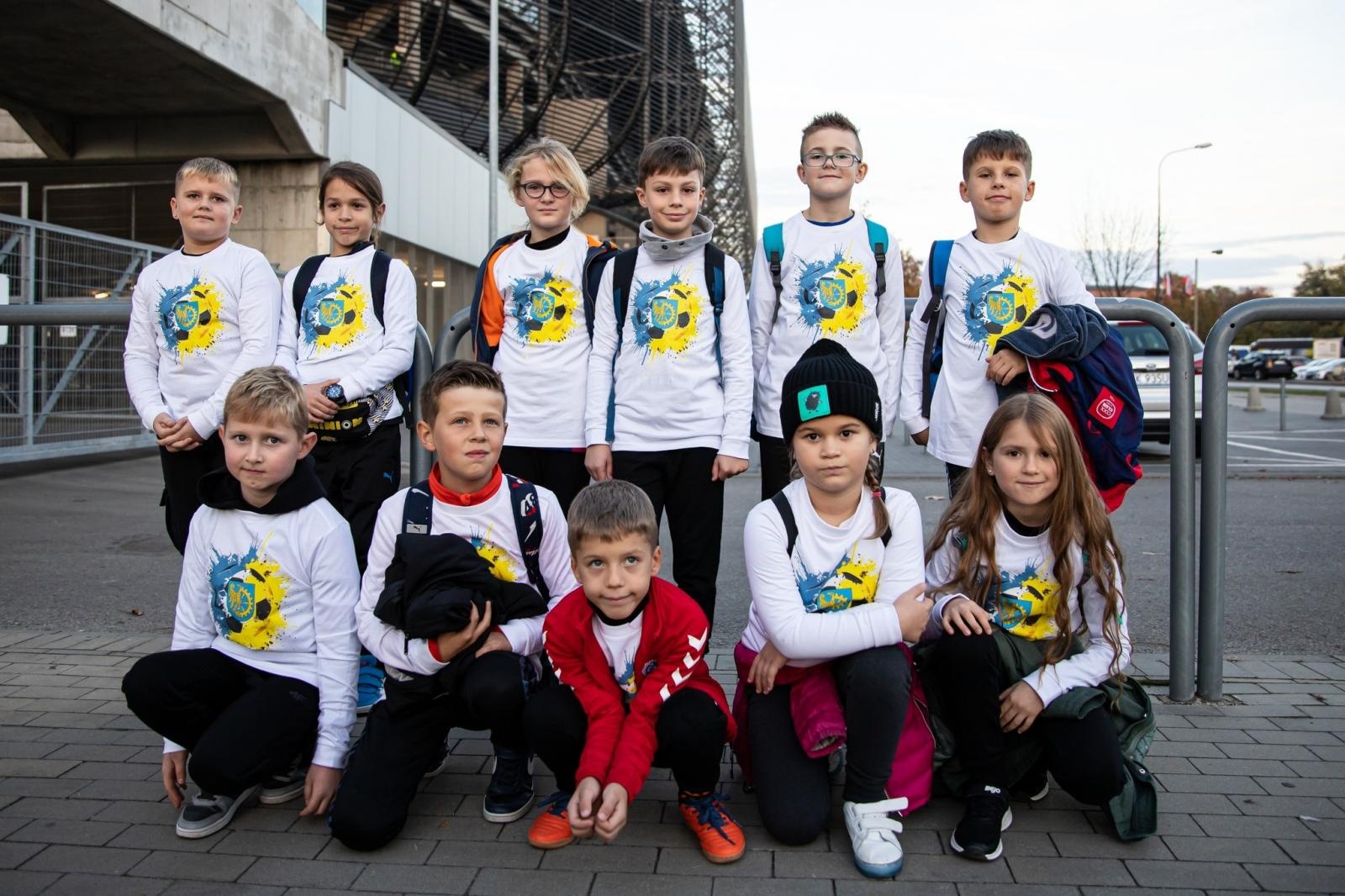 Zdjęcie w galerii na portalu naszraciborz.pl: Najmłodsi fani futbolu z Kuźni Raciborskiej wyprowadzili jedenastkę Lecha Poznań wiadomości z regionu