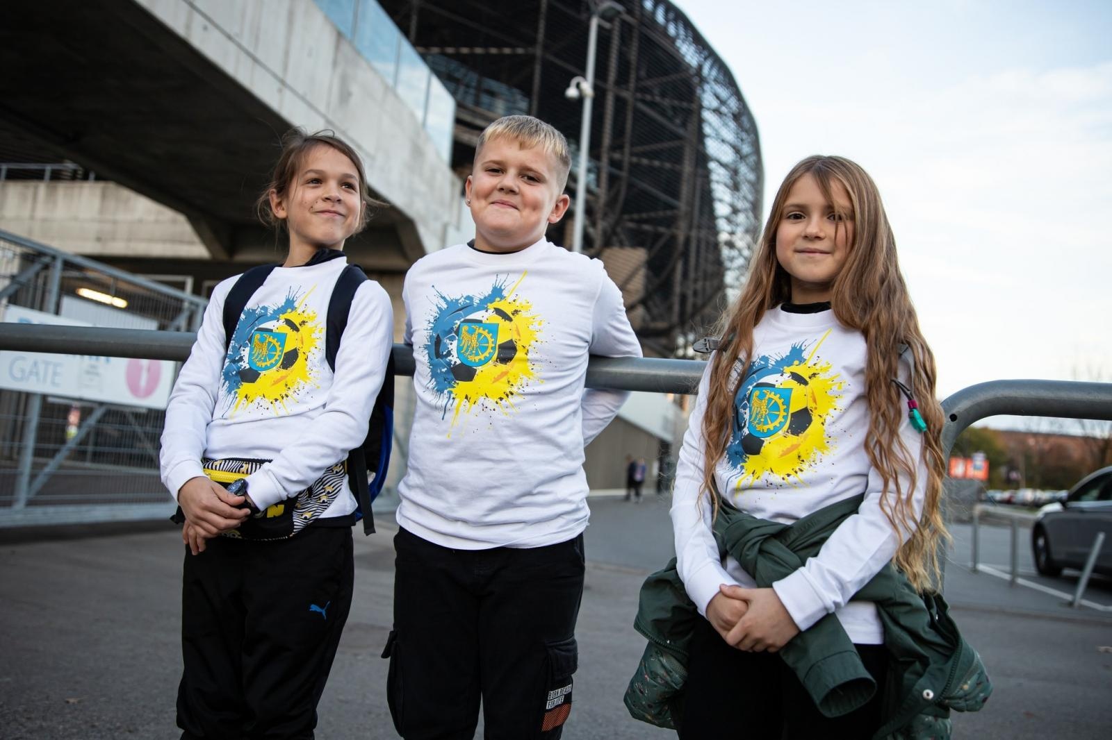 Zdjęcie w galerii na portalu naszraciborz.pl: Najmłodsi fani futbolu z Kuźni Raciborskiej wyprowadzili jedenastkę Lecha Poznań wiadomości z regionu