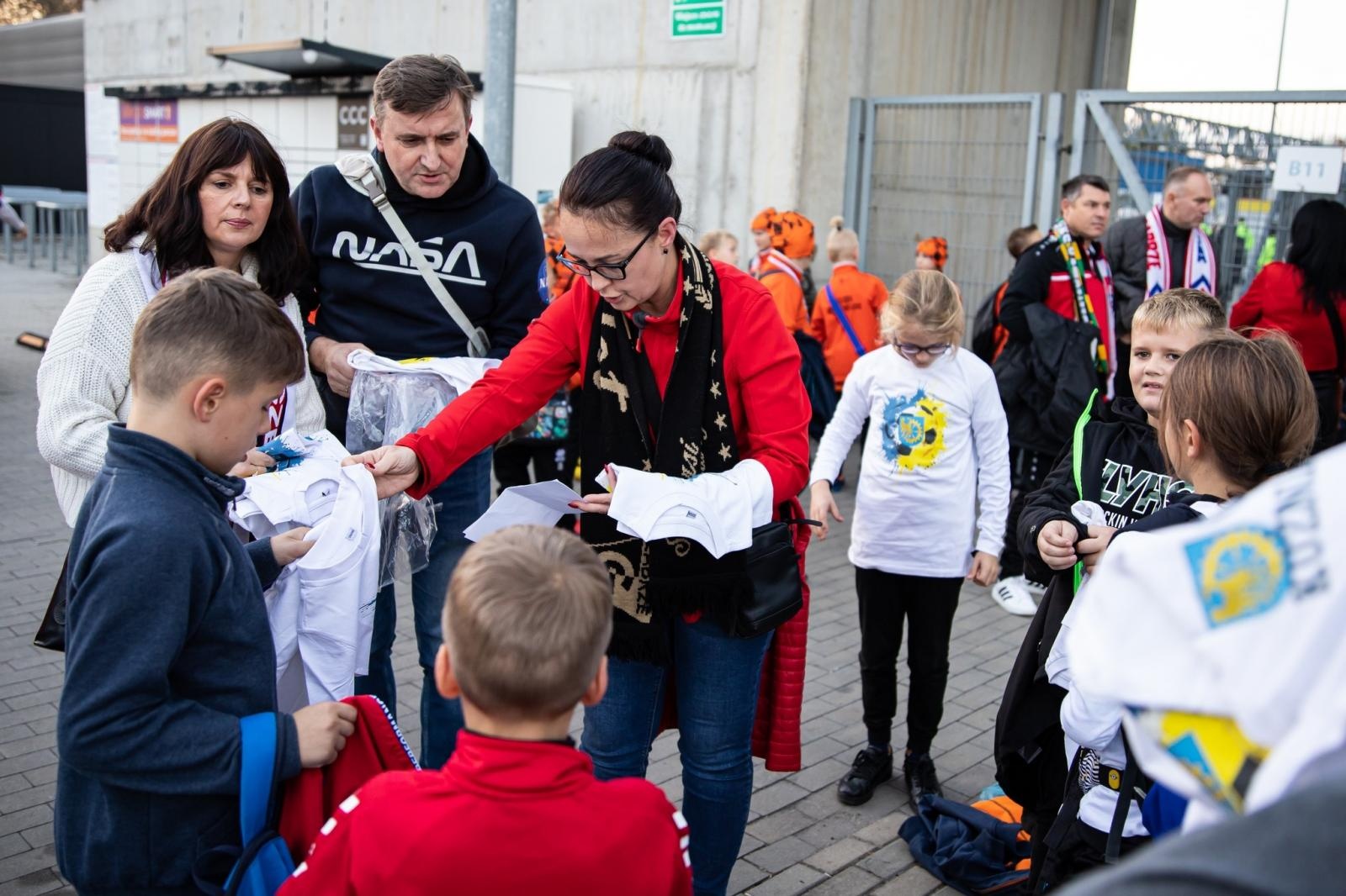 Zdjęcie w galerii na portalu naszraciborz.pl: Najmłodsi fani futbolu z Kuźni Raciborskiej wyprowadzili jedenastkę Lecha Poznań wiadomości z regionu