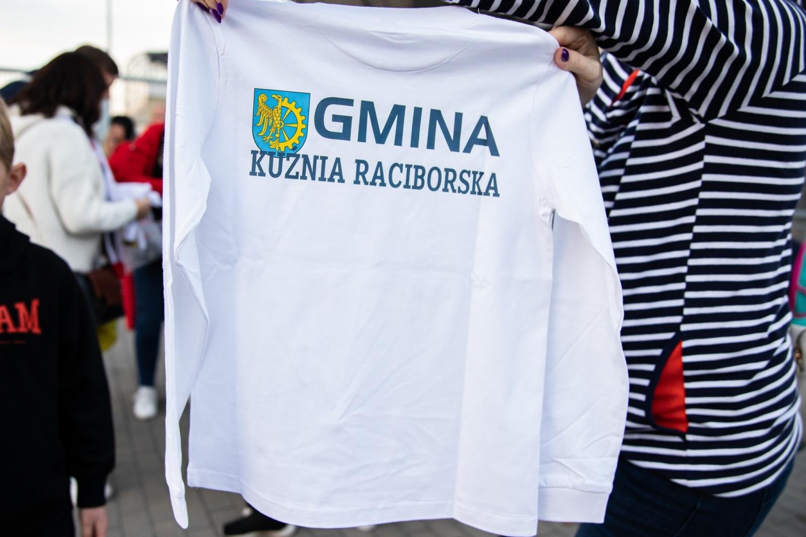 Zdjęcie w galerii na portalu naszraciborz.pl: Najmłodsi fani futbolu z Kuźni Raciborskiej wyprowadzili jedenastkę Lecha Poznań wiadomości z regionu