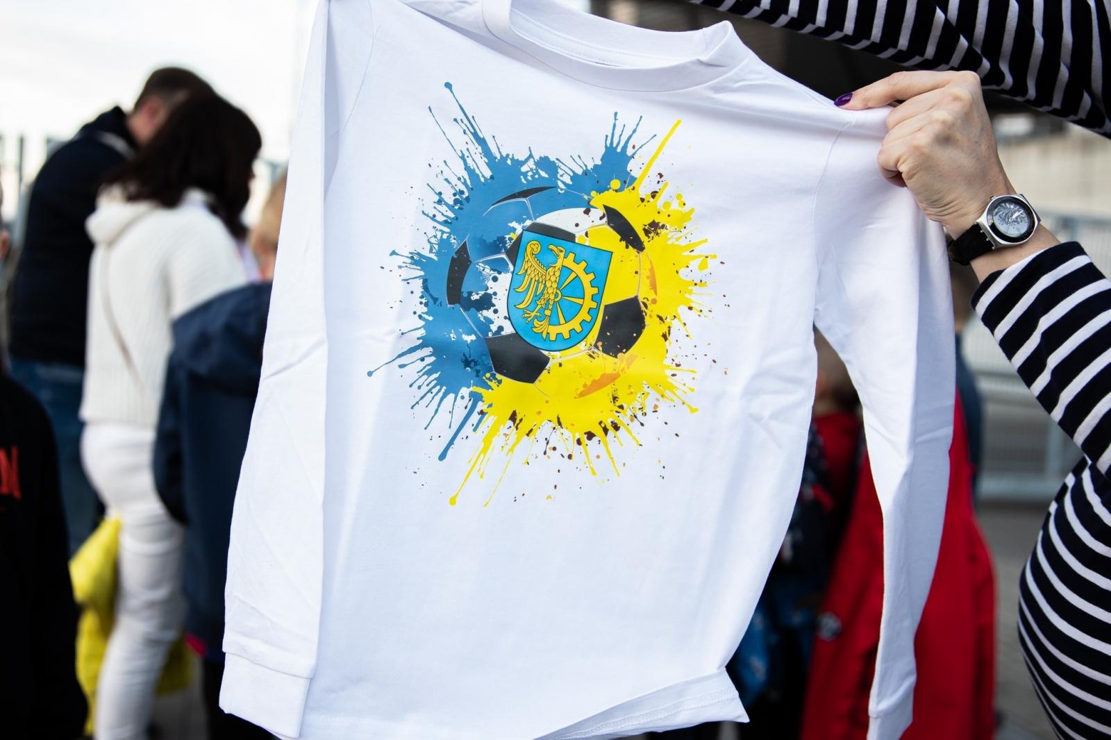 Zdjęcie w galerii na portalu naszraciborz.pl: Najmłodsi fani futbolu z Kuźni Raciborskiej wyprowadzili jedenastkę Lecha Poznań wiadomości z regionu