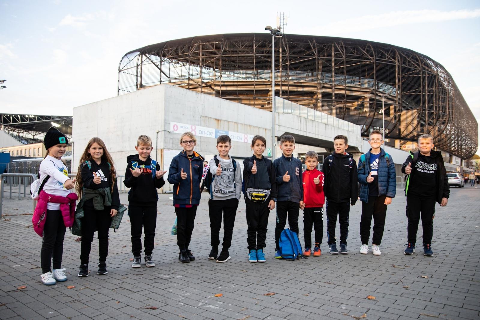 Zdjęcie w galerii na portalu naszraciborz.pl: Najmłodsi fani futbolu z Kuźni Raciborskiej wyprowadzili jedenastkę Lecha Poznań wiadomości z regionu