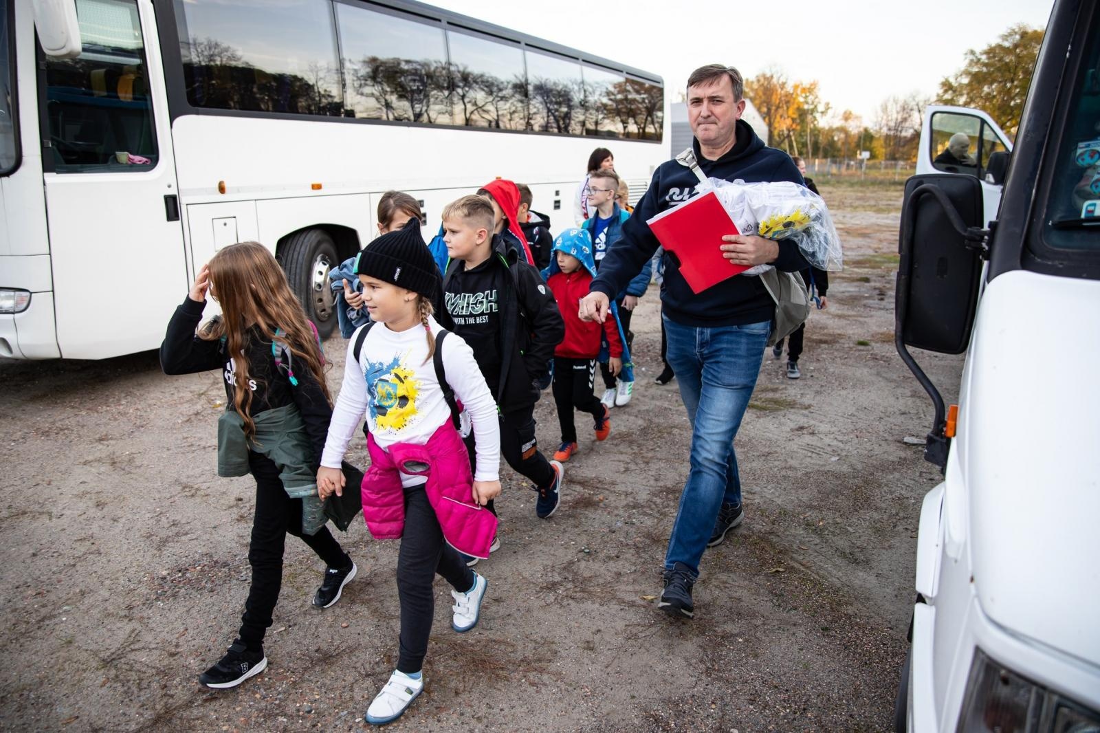 Zdjęcie w galerii na portalu naszraciborz.pl: Najmłodsi fani futbolu z Kuźni Raciborskiej wyprowadzili jedenastkę Lecha Poznań wiadomości z regionu