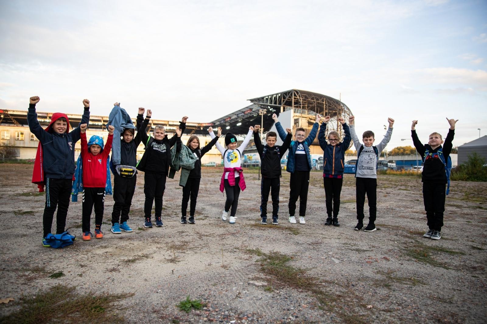 Zdjęcie w galerii na portalu naszraciborz.pl: Najmłodsi fani futbolu z Kuźni Raciborskiej wyprowadzili jedenastkę Lecha Poznań wiadomości z regionu