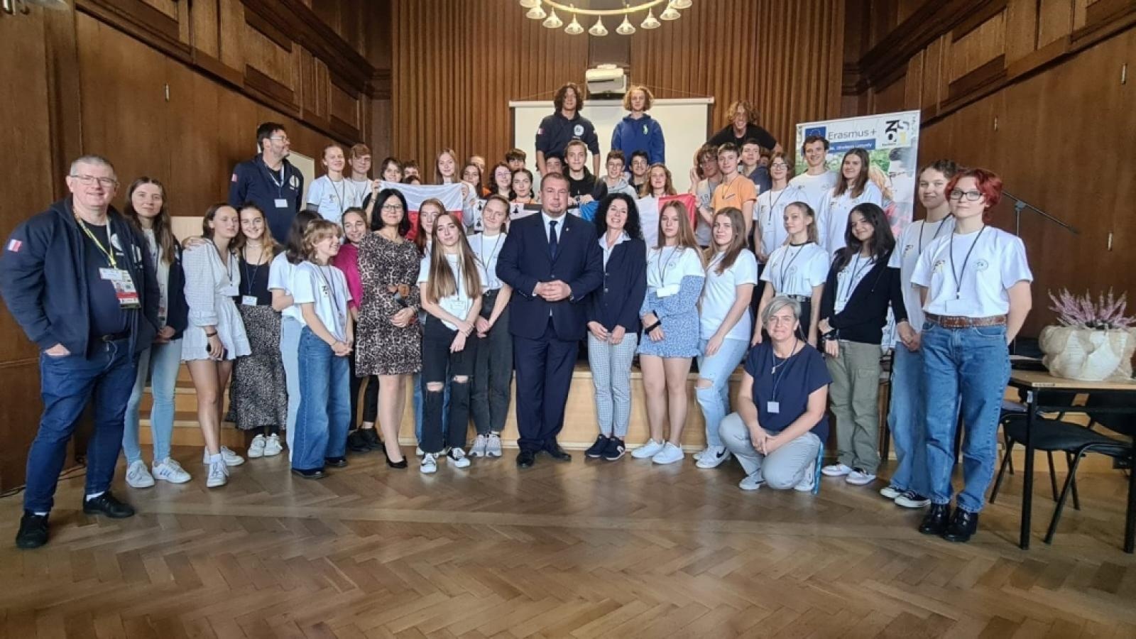 Zdjęcie w galerii na portalu naszraciborz.pl: Erasmus+. Grupa Francuzów gości przy Kasprowicza wiadomości z regionu