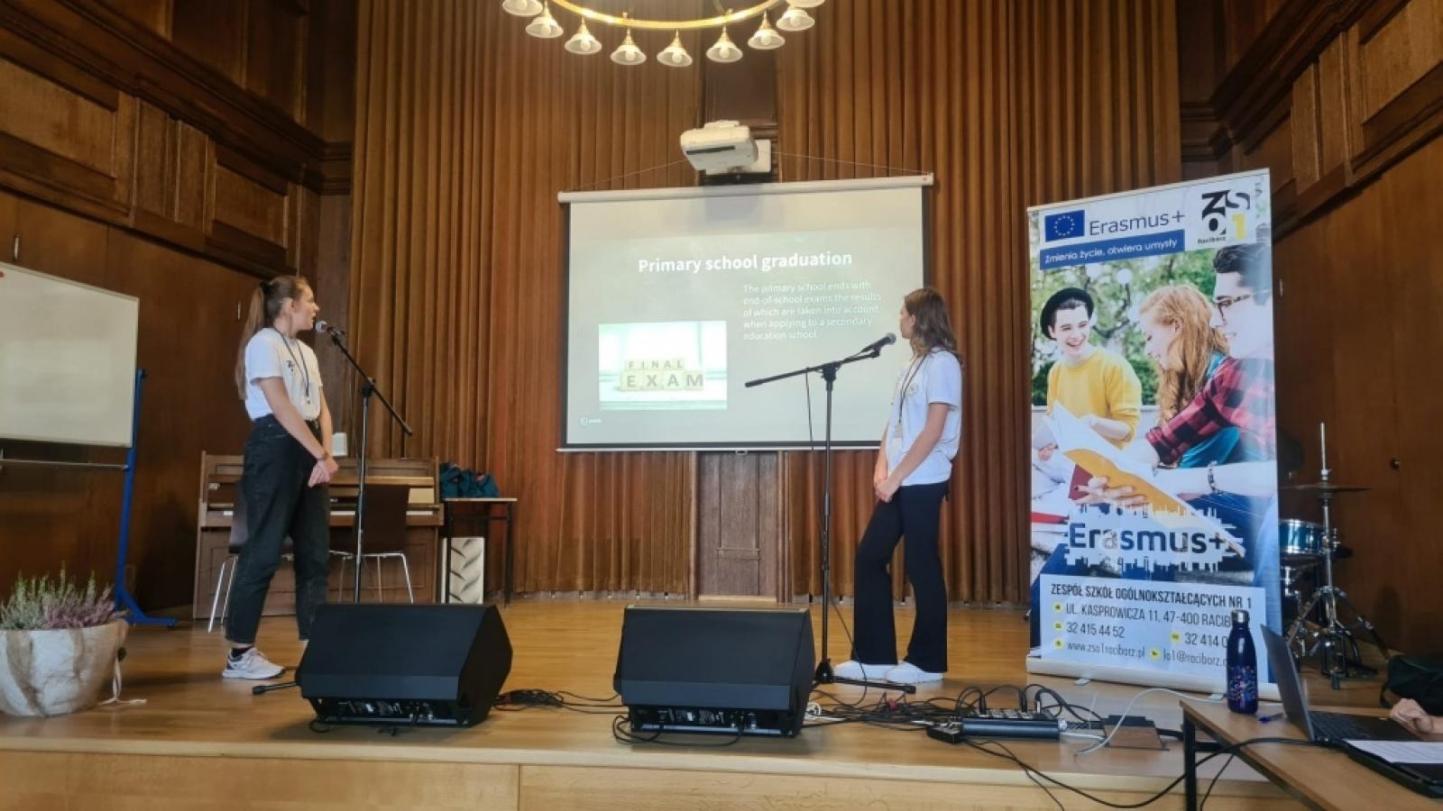 Zdjęcie w galerii na portalu naszraciborz.pl: Erasmus+. Grupa Francuzów gości przy Kasprowicza wiadomości z regionu